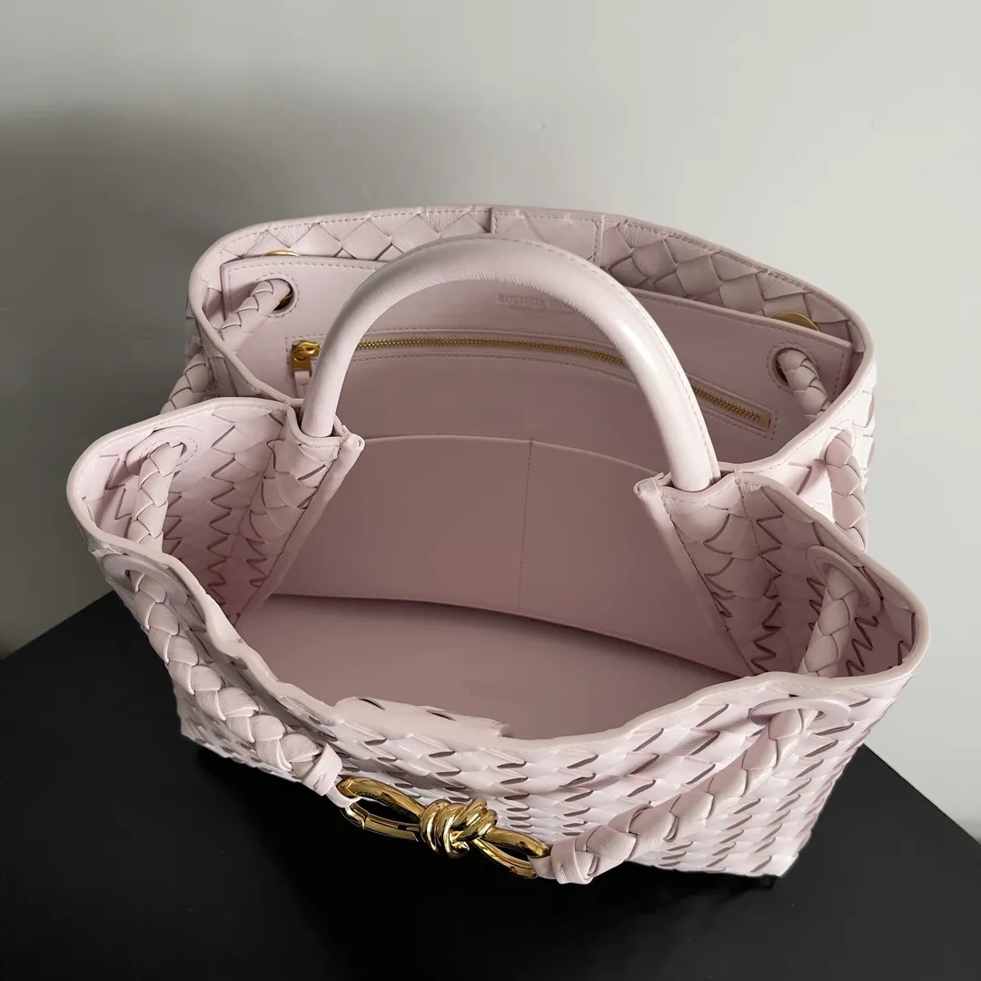 The 2023 new Andiamo batch of 2260 BV has been shipped‼ ️Really popular🔥The new Andiamo woven handbag launched by Bottega Veneta this season is really popular all over the world! ! Celebrities at home and abroad have worn it, and Oscar-winning actress Michelle Yeoh has taken it out on the street. Song Jia, Trai Yara, Yu Feihong, Sanji Ayaka, Rosie Hunting-Whiteley, Yoshioka Riho, etc. have all picked up this bag. It is classic and versatile, showing off its temperament, and the bag capacity is also large, which is very convenient for daily commuting! ! A variety of carrying methods, the shoulder straps can be adjusted by yourself, the original lambskin feels soft and delicate, and the unisex style breaks the gender boundaries and brings a more practical and long-lasting use experience. Andiamo, which has both elegant and casual styles, perfectly interprets the true appearance of "fashionable old money style". Style number: 743572 Size: 32*24*12